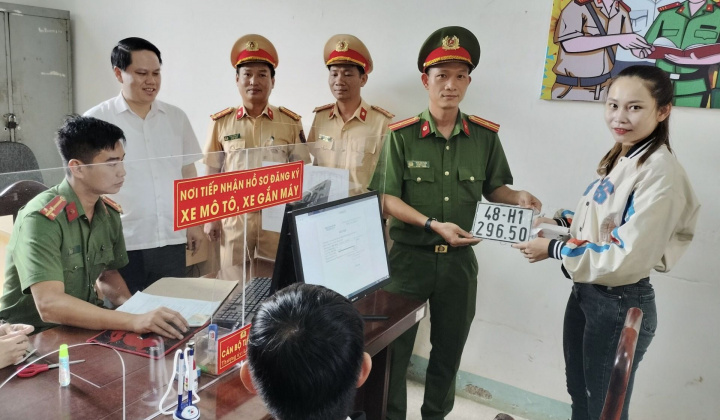 Người dân Đắk Nông phấn khởi trong ngày đầu thực hiện phân cấp đăng ký, cấp biển số xe