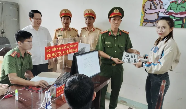 Người dân Đắk Nông phấn khởi trong ngày đầu thực hiện phân cấp đăng ký, cấp biển số xe