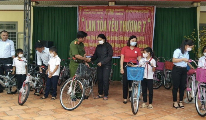 Phòng Kỹ thuật hình sự Công an tỉnh Đắk Nông chia sẻ với Trường Tiểu học Vừ A Dính
