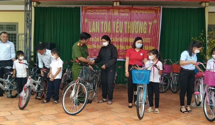Phòng Kỹ thuật hình sự Công an tỉnh Đắk Nông chia sẻ với Trường Tiểu học Vừ A Dính