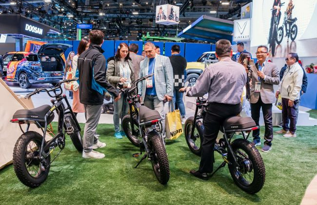 Khách Mỹ thích thú trải nghiệm xe đạp điện DrgnFly của VinFast