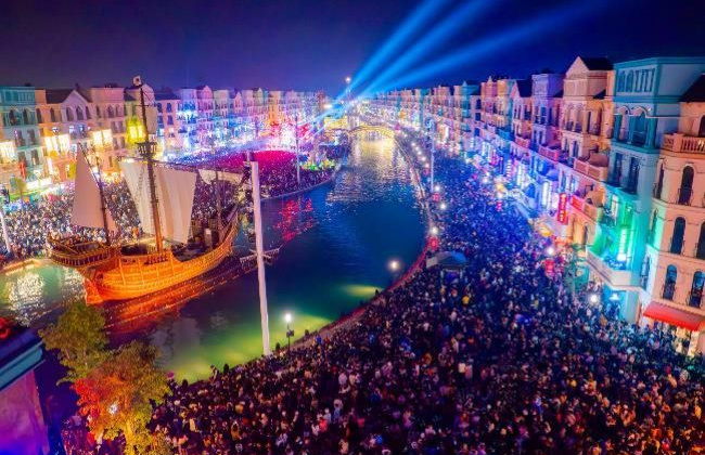 “Biển người” đổ về Grand World Hà Nội, Vinpeal Nha Trang và Phú Quốc United Center đón năm mới 2024
