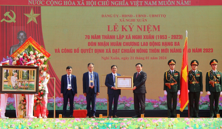 Nghi Xuân (Nghệ An) kỷ niệm 70 năm thành lập, đón nhận Huân chương Lao động hạng Ba