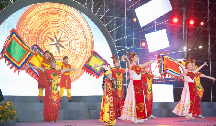 Ca sĩ kid Tuệ Mẫn với "Hào khí Việt Nam" tại DALAT NEW YEAR'S EVE COUNTDOWN GALA 2024