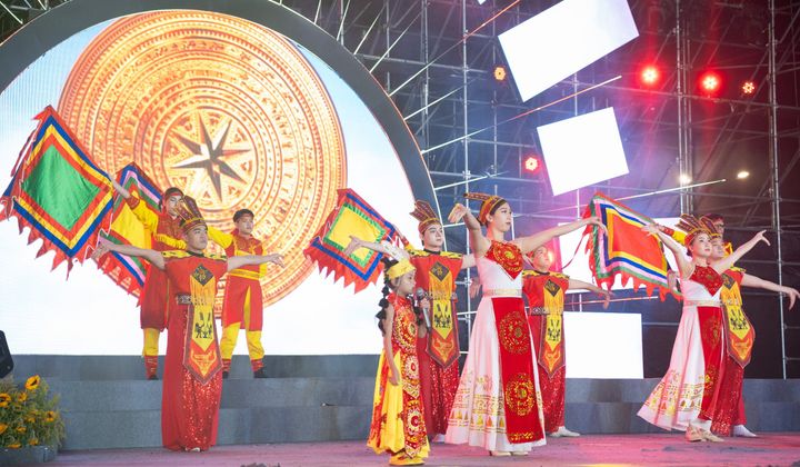 Ca sĩ kid Tuệ Mẫn với "Hào khí Việt Nam" tại DALAT NEW YEAR'S EVE COUNTDOWN GALA 2024