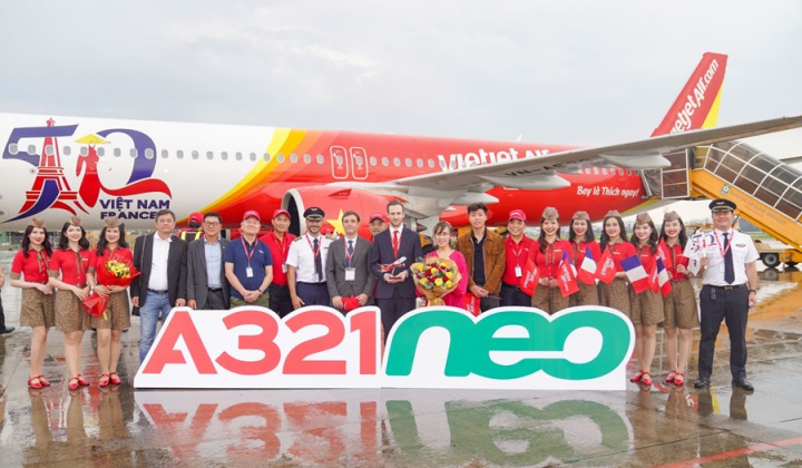 Tàu bay mang biểu tượng kỷ niệm 50 năm quan hệ ngoại giao Việt Nam – Pháp đã về tới TP. Hồ Chí Minh sau hành trình cảm xúc