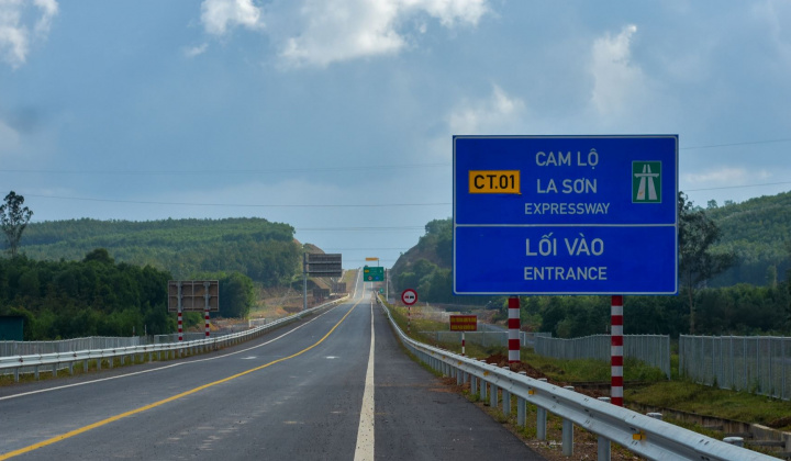 Mở rộng cao tốc Cam Lộ - La Sơn lên 4 làn xe