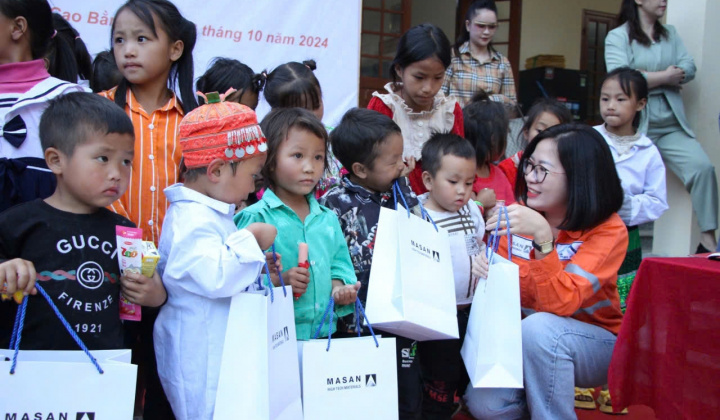 Núi Pháo gửi trao yêu thương cho trẻ em dân tộc thiểu số vùng biên giới