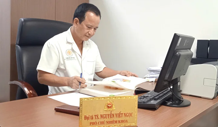 Đại tá,TS.BS. Nguyễn Viết Ngọc: Tâm – Tình tỏa sáng hai màu áo