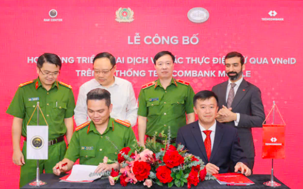 Techcombank tiên phong triển khai dịch vụ xác thực điện tử qua VneID