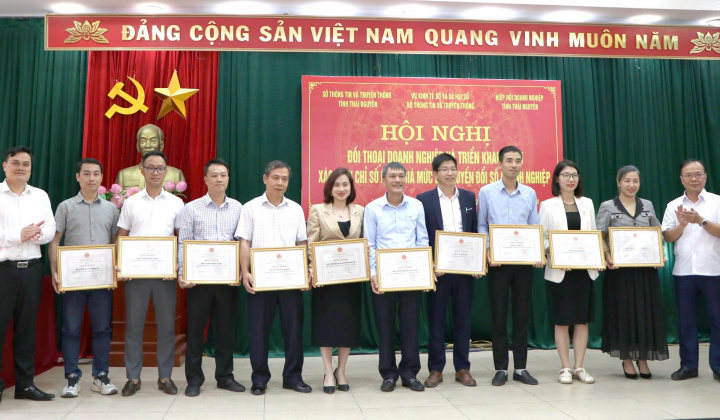 Núi Pháo nhận giấy khen vì thực hiện tốt công tác chuyển đổi số