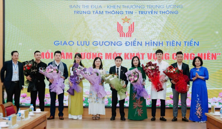 Giao lưu điển hình tiên tiến “Mỗi tấm gương một khát vọng cống hiến”