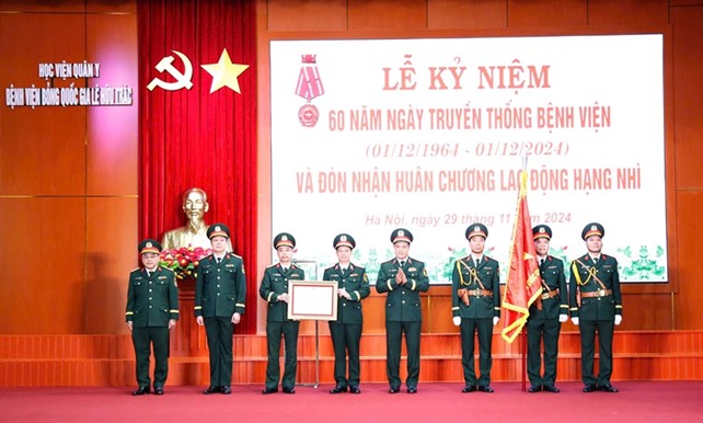 Bệnh viện Bỏng Quốc gia Lê Hữu Trác đón nhận Huân chương Lao động hạng Nhì