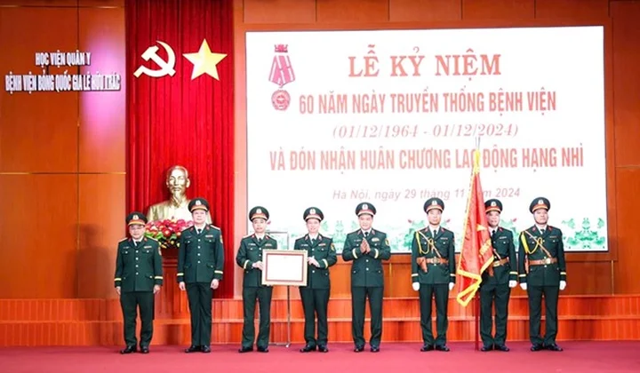 Bệnh viện Bỏng Quốc gia Lê Hữu Trác đón nhận Huân chương Lao động hạng Nhì