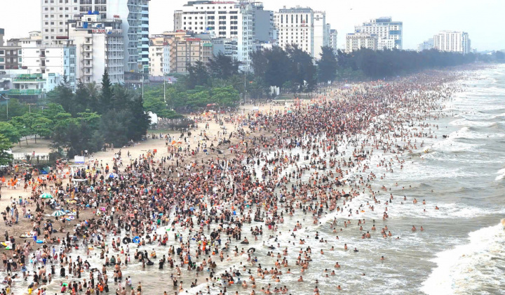 Du lịch Sầm Sơn tăng trưởng ấn tượng trong năm 2024