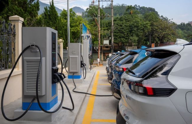 Xuyên Việt bằng ô tô điện VinFast không lo sạc pin