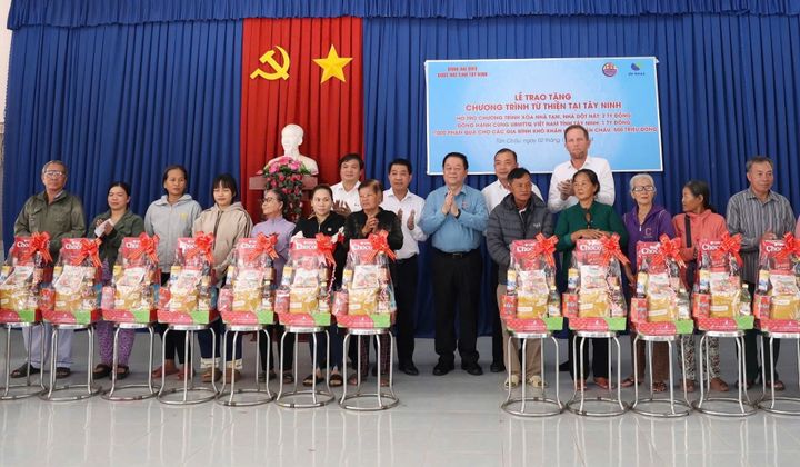 Tập đoàn Hùng Nhơn và De Heus trao tặng 3,5 tỷ đồng cho các hoàn cảnh khó khăn ở tỉnh Tây Ninh
