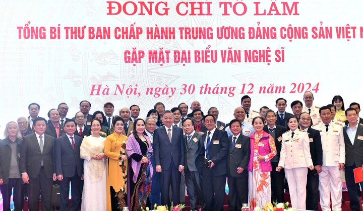 Sứ mệnh cao cả nhất của văn nghệ sĩ cách mạng là kiến tạo nhân cách văn hóa, xây dựng con người XHCN