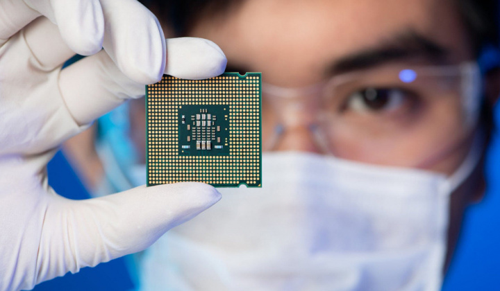 PM requests enhancing human resource training for semiconductor industry