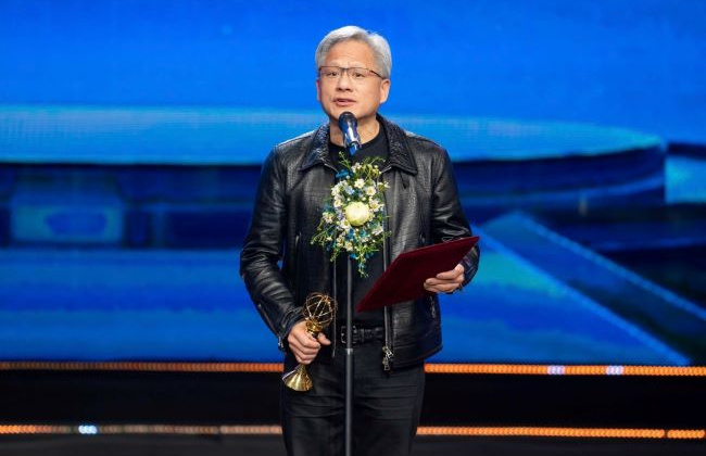 Hội đồng Giải thưởng VinFuture nói gì về quyết định vinh danh CEO NVIDIA?