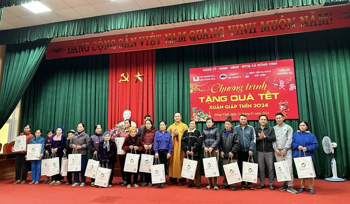 Chùa An Phúc trao quà cho các hộ nghèo có hoàn cảnh khó khăn
