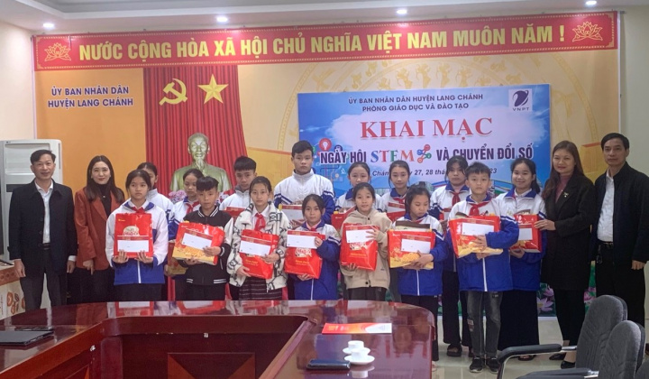 Mang yêu thương đến học sinh có hoàn cảnh đặc biệt khó khăn tại huyện Lang Chánh