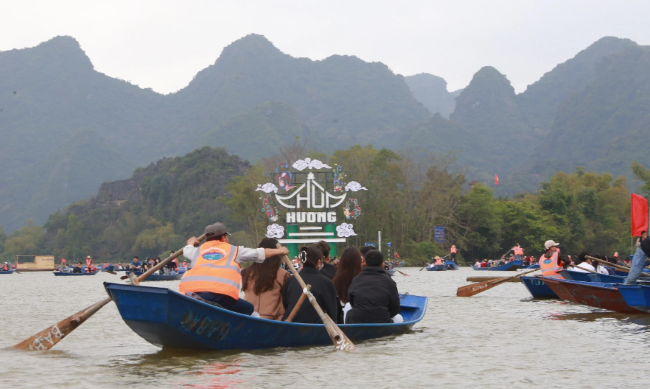 Tưng bừng khai hội chùa Hương 2024