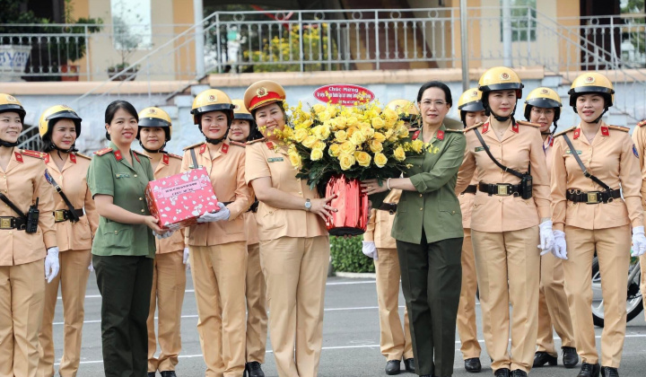 Hội Phụ nữ Công an TP.HCM chúc mừng kỷ niệm 78 năm thành lập lực lượng Cảnh sát giao thông