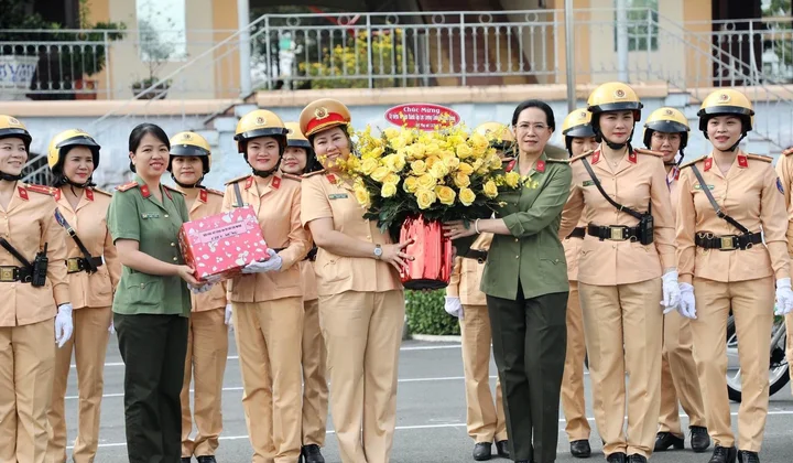 Hội Phụ nữ Công an TP.HCM chúc mừng kỷ niệm 78 năm thành lập lực lượng Cảnh sát giao thông