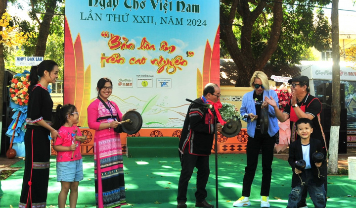 Đắk Lắk: Đầy đủ sắc màu tại Ngày thơ Việt Nam