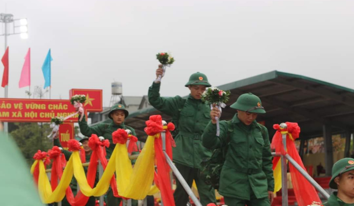 Văn Yên (Yên Bái): Thanh niên hăng hái lên đường làm nhiệm vụ thiêng liêng bảo vệ tổ quốc