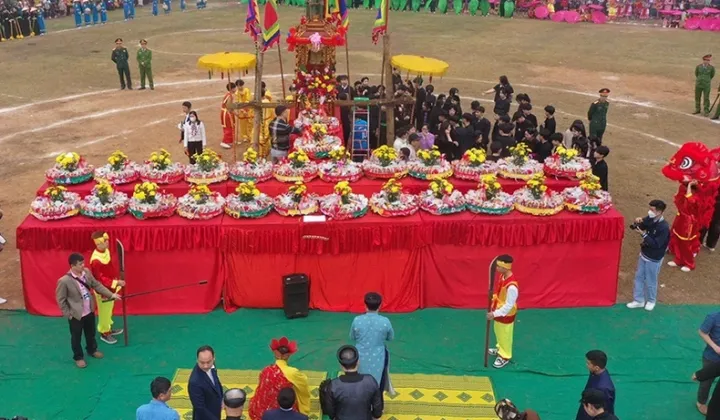 Tens of thousands of people flock to Long Tong Festival in Tuyen Quang
