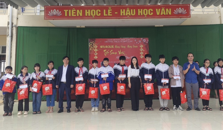 Trao quà cho học sinh có hoàn cảnh khó khăn vươn lên trong học tập tại huyện Hậu Lộc