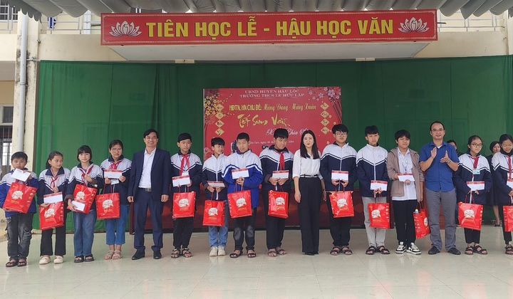 Trao quà cho học sinh có hoàn cảnh khó khăn vươn lên trong học tập tại huyện Hậu Lộc