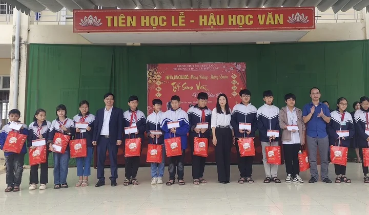 Trao quà cho học sinh có hoàn cảnh khó khăn vươn lên trong học tập tại huyện Hậu Lộc