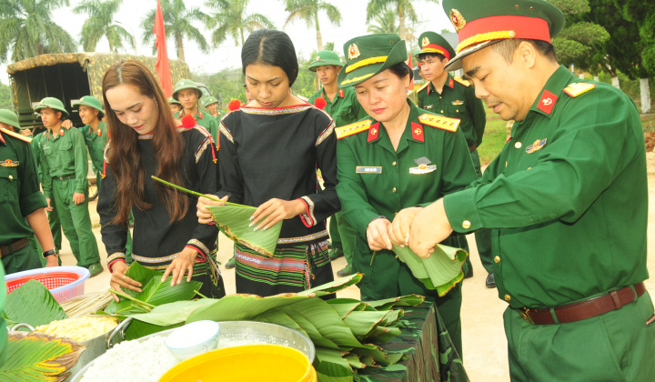 Đắk Lắk: Sôi nổi hội thi “Gói bánh chưng xuân” Giáp Thìn 2024 tại Lữ đoàn đặc công bộ 198
