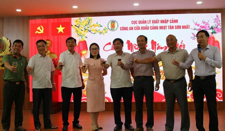 Công an cửa khẩu Cảng hàng không Quốc tế Tân Sơn Nhất chúc tết cán bộ chiến sỹ và thân nhân mừng xuân Giáp Thìn 2024.
