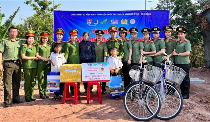 Carrying out "Godmother" and "Happy Home" programs, police officers spreading love for children in Dak Nong