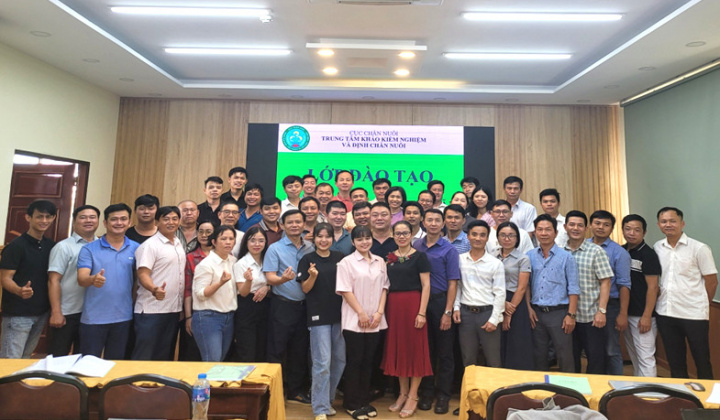 Tập huấn lấy mẫu thức ăn chăn nuôi