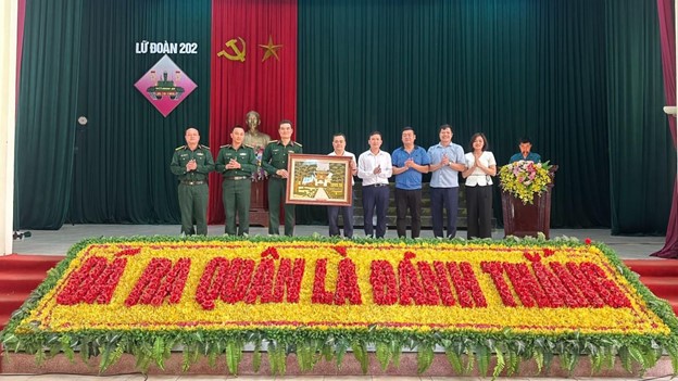 Xã Đông La tổ chức thăm hỏi động viên các tân binh nhập ngũ năm 2024