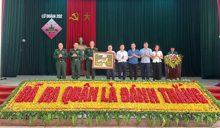 Xã Đông La tổ chức thăm hỏi động viên các tân binh nhập ngũ năm 2024