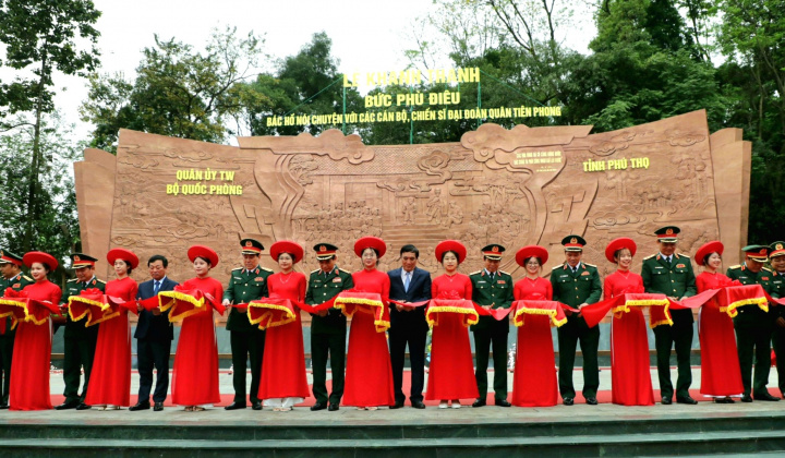 Du khách thực hành tín ngưỡng thờ cúng Hùng Vương, trải nghiệm không gian văn hóa tại Lễ Hội Đền Hùng và Tuần Văn hóa du lịch đất Tổ