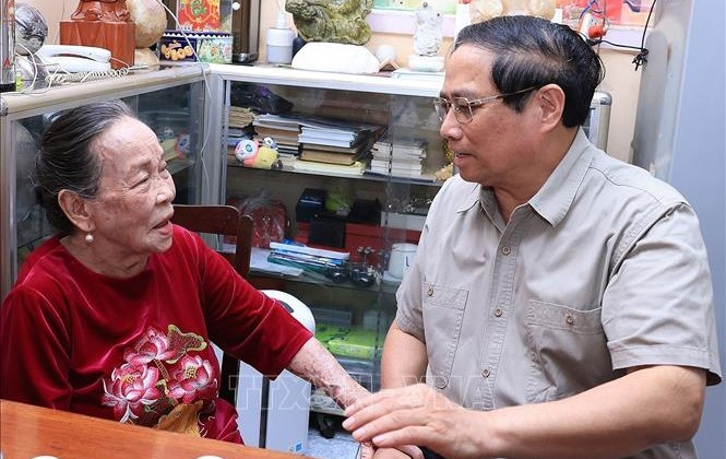 Thủ tướng Phạm Minh Chính thăm Anh hùng Lao động Hồ Thị Lượm