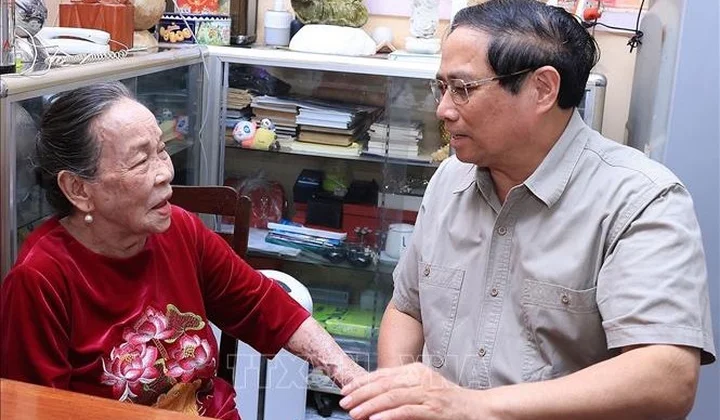 Thủ tướng Phạm Minh Chính thăm Anh hùng Lao động Hồ Thị Lượm