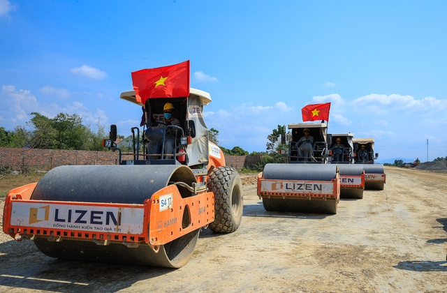 Tiếp tục phát huy tinh thần "vượt nắng, thắng mưa", "tăng ca, tăng kíp", "ăn tranh thủ, ngủ khẩn trương", "làm việc 3 ca, 4 kíp, xuyên lễ, xuyên Tết"