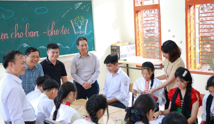 Trao nhiều suất quà, học bổng cho học sinh vượt khó tại xã Đá Đỏ (Sơn La)