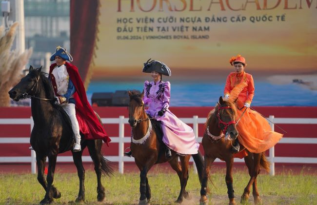 Choáng ngợp với màn ra mắt của Học viện cưỡi ngựa đầu tiên tại Việt Nam trên đảo Vũ Yên