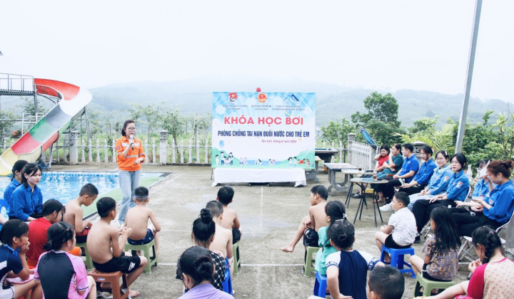 Công ty Núi Pháo: Hỗ trợ dạy bơi cho trẻ em xã Tân Linh