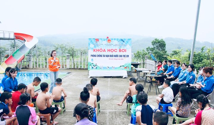Công ty Núi Pháo: Hỗ trợ dạy bơi cho trẻ em xã Tân Linh