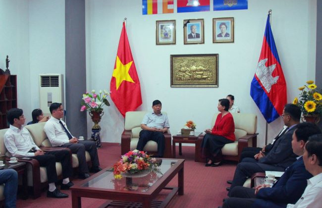 Tập đoàn Quốc tế Phượng Hoàng trao tặng Đại sứ quán Campuchia thiết bị văn phòng thiết yếu